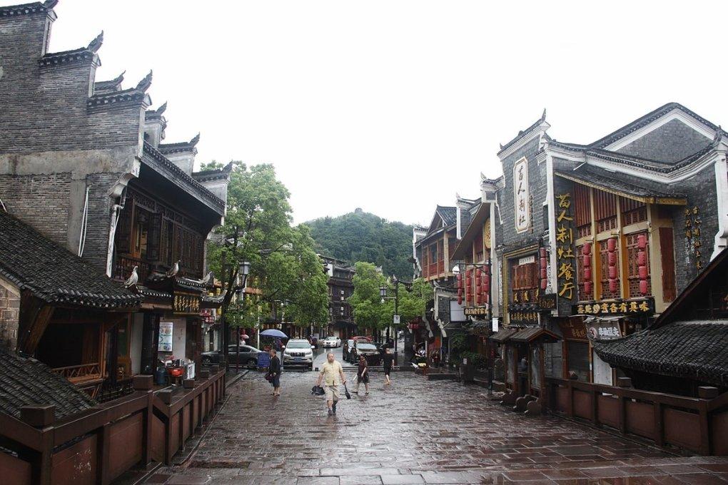 消防车都被堵住了，这条路的违停谁来管管？